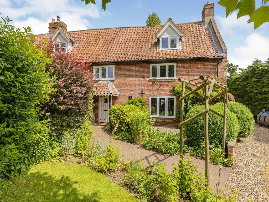 3 bed semidetached house for sale in Wymondham Road, Wicklewood