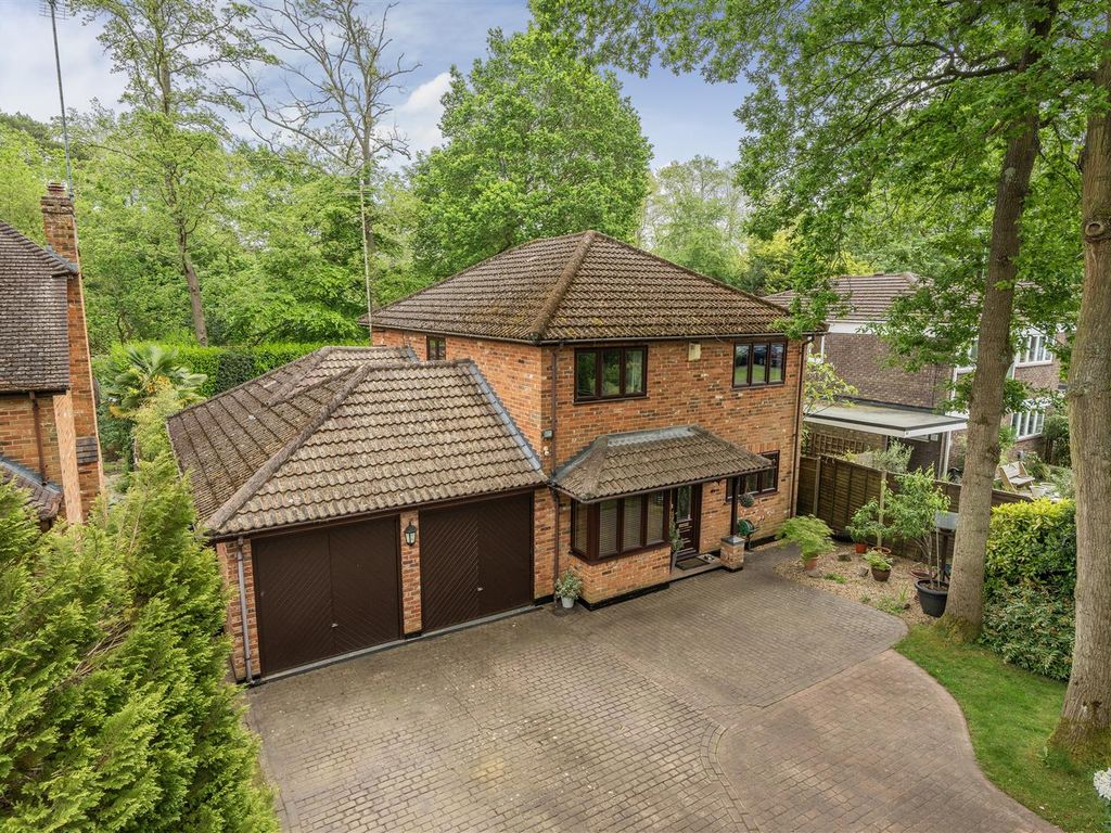4 bed detached house for sale in Bramley Court, Crowthorne, Berkshire