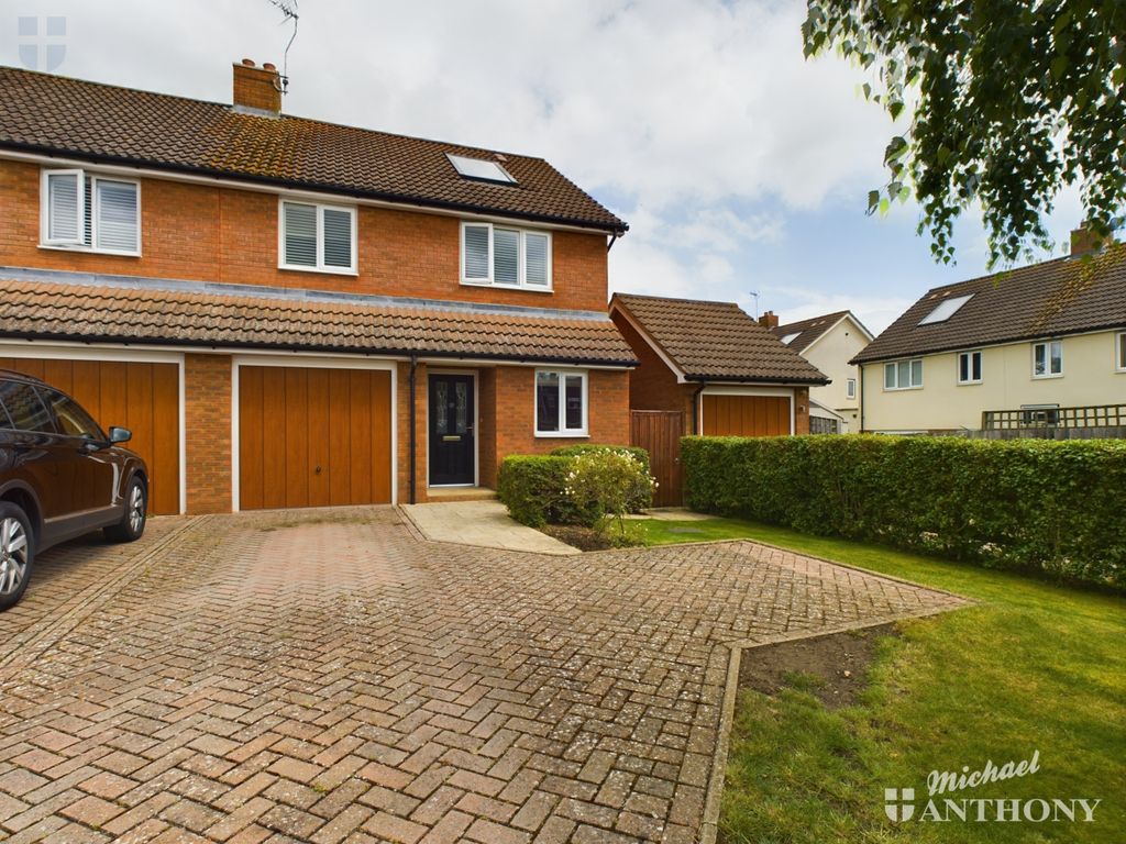 4 bed semidetached house for sale in Queens Mead, Aylesbury HP21, £