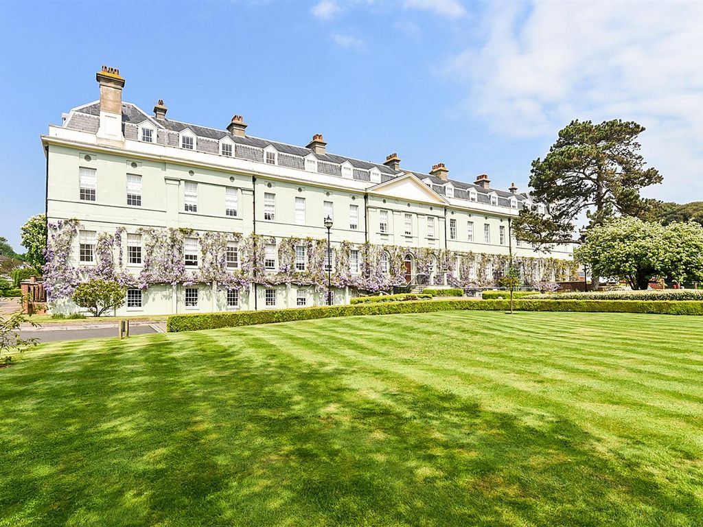 2 bed flat for sale in King Gardens, Chichester PO19, £270,000