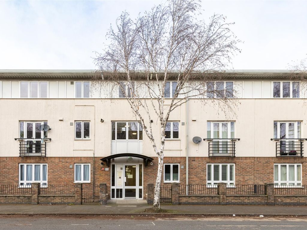 2 bed flat to rent in Wellington Road, London E10, £1,595 pcm Zoopla