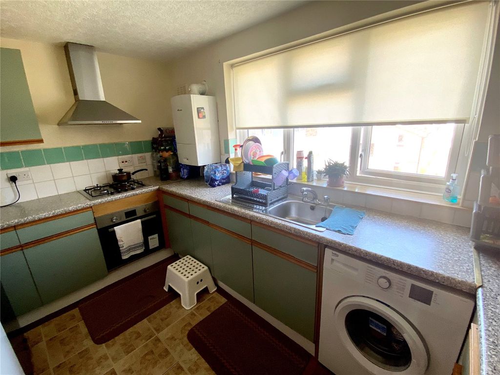 2 bed flat to rent in Goodenough Way, Old Coulsdon, Surrey CR5 Zoopla