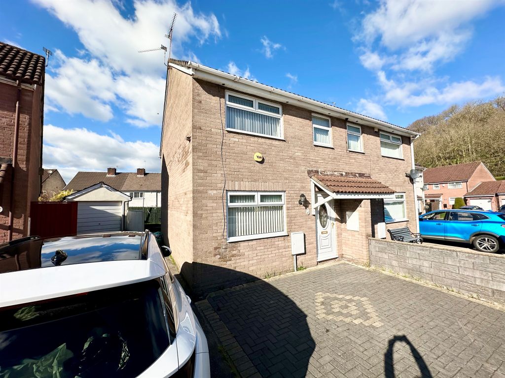 3 bed semidetached house for sale in Lauriston Park, Cardiff CF5, £