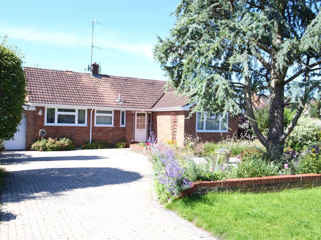 3 bed detached bungalow for sale in Roundway Park, Devizes, Wiltshire