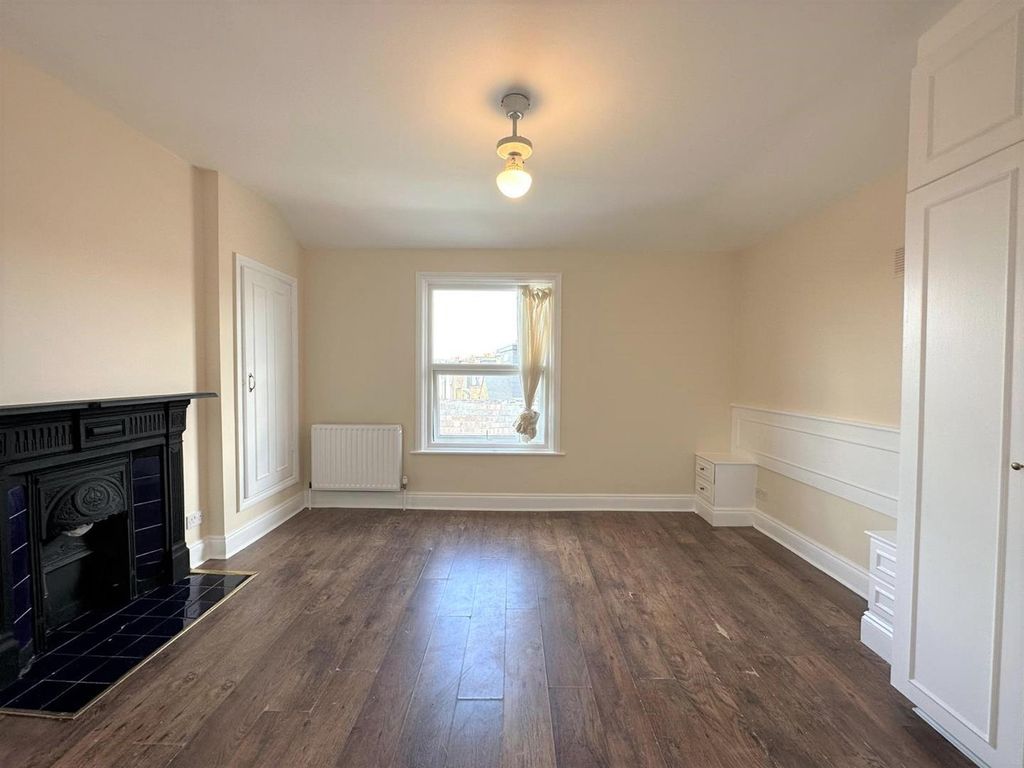 Studio to rent in Heath Road, Twickenham TW1, £950 pcm Zoopla