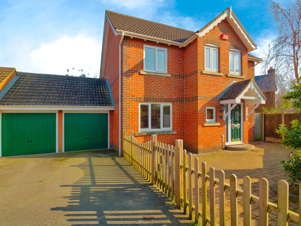 4 bed detached house for sale in Bluebell Road, Kingsnorth, Ashford