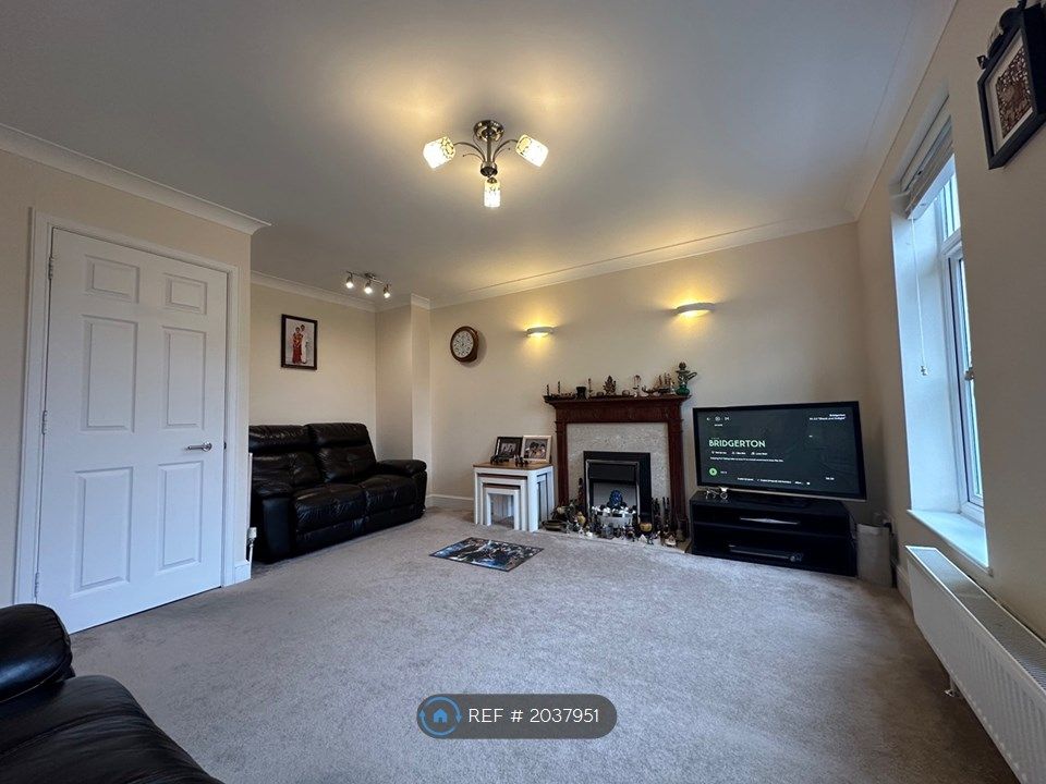 4 bed terraced house to rent in Courtenay Avenue, Sutton SM2, £2,400