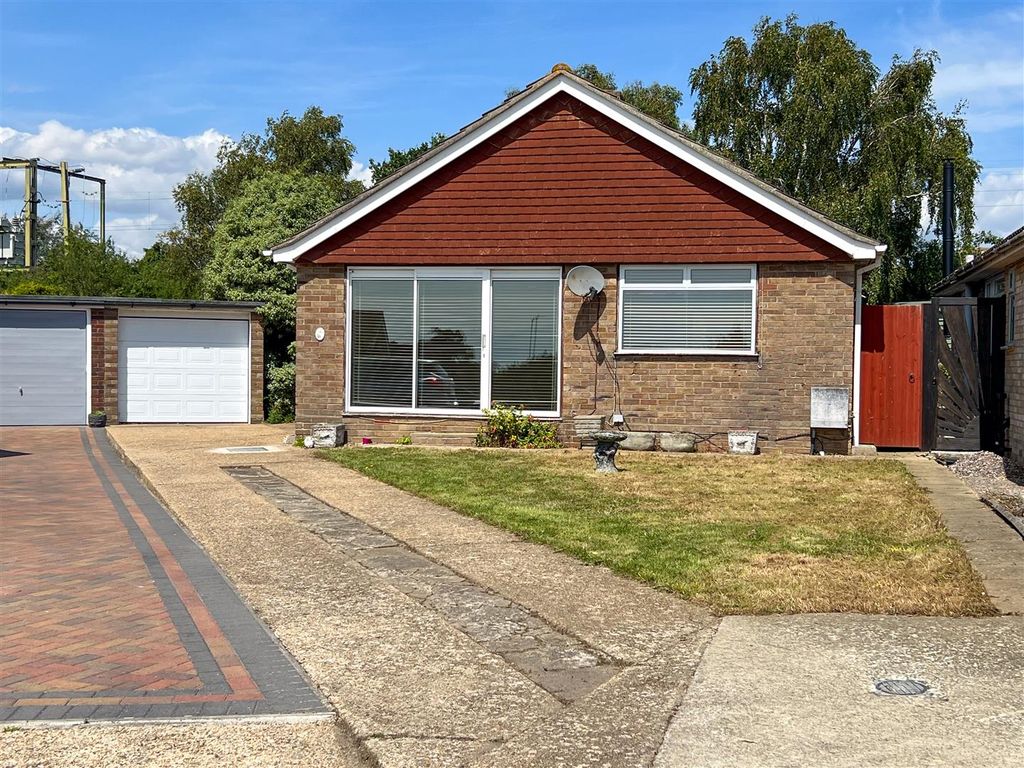 2 bed detached bungalow for sale in Close, FrintonOnSea
