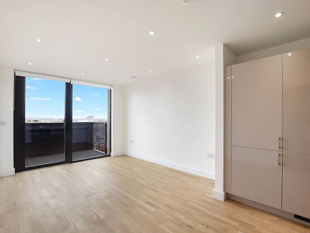 2 bed flat to rent in Burgess Springs, Chelmsford CM1, £1,550 pcm Zoopla