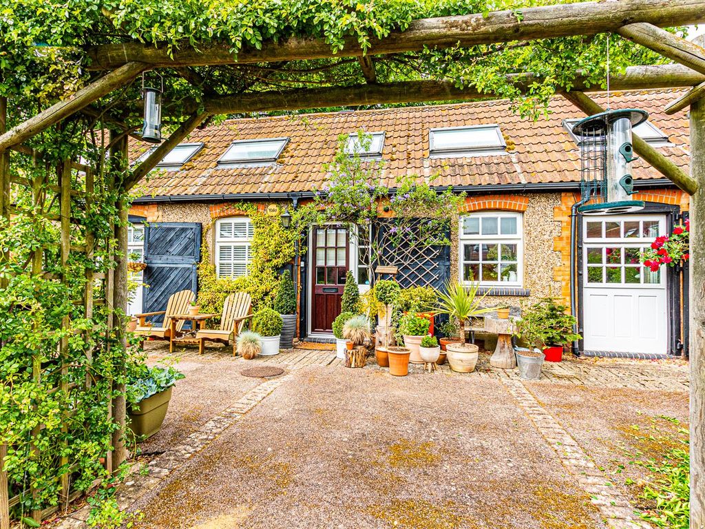 2 bed property for sale in Mentmore Court, Howell Hill Close, Mentmore