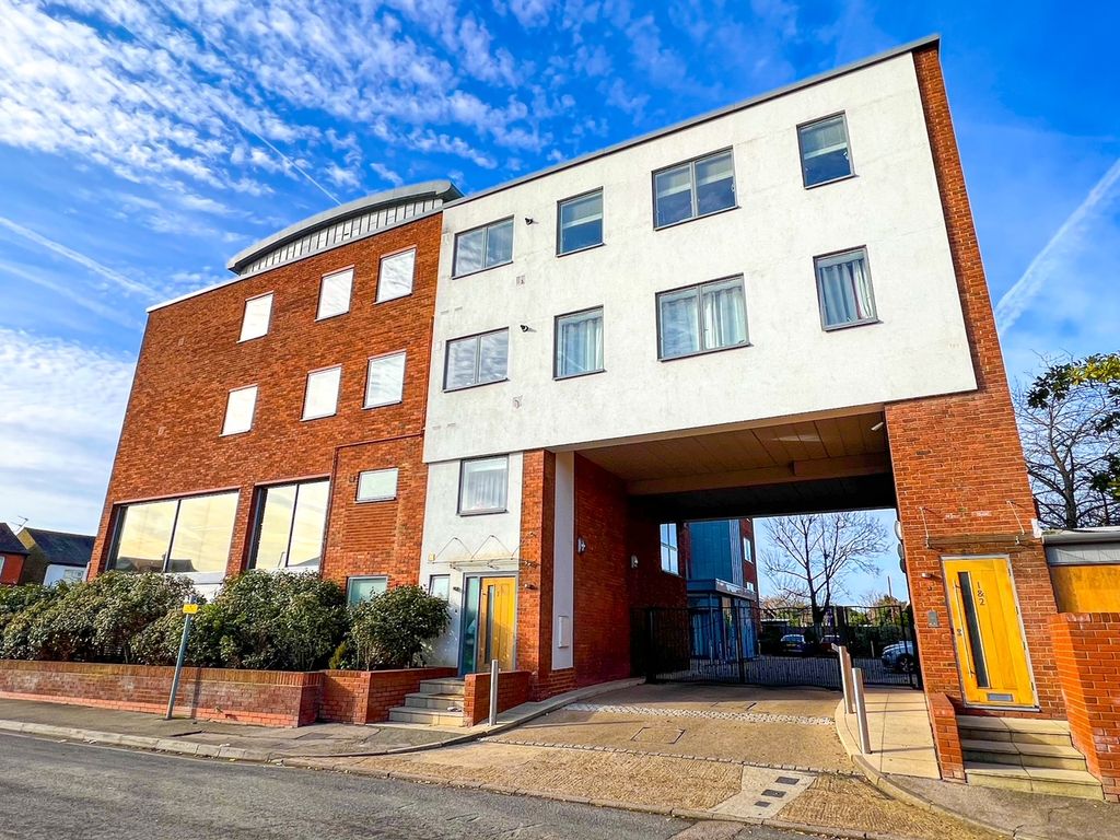 2 bed flat for sale in Kinsheron Place, Pemberton Road, East Molesey