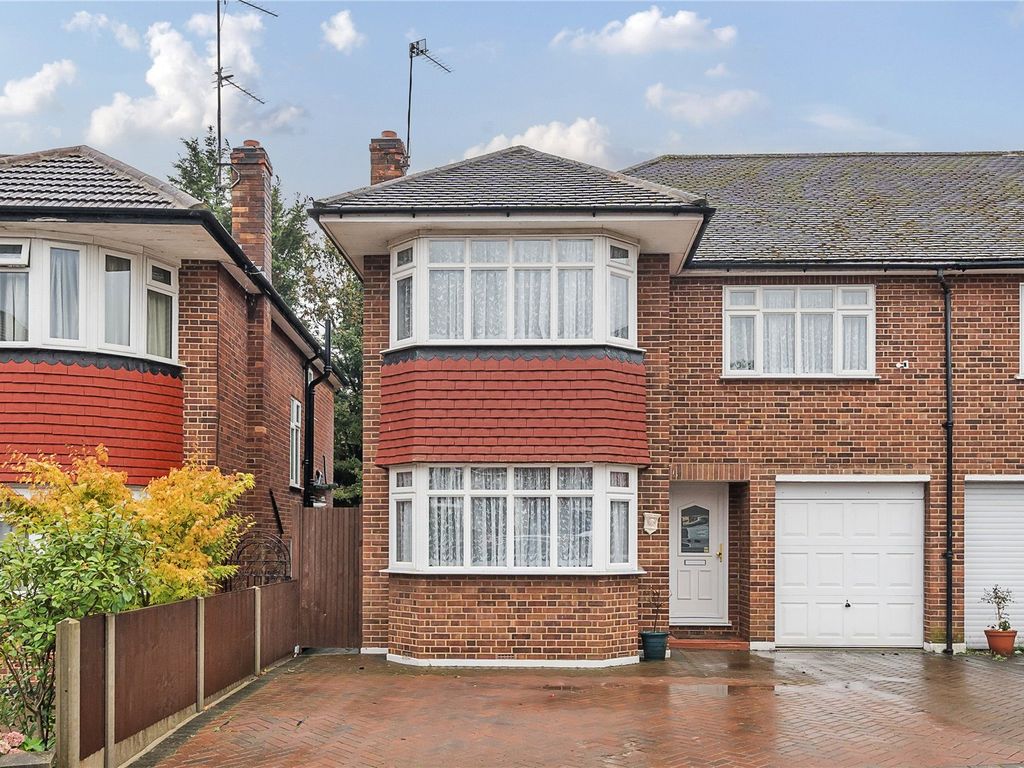 3 bed semidetached house for sale in Farnham Close, Whetstone, London