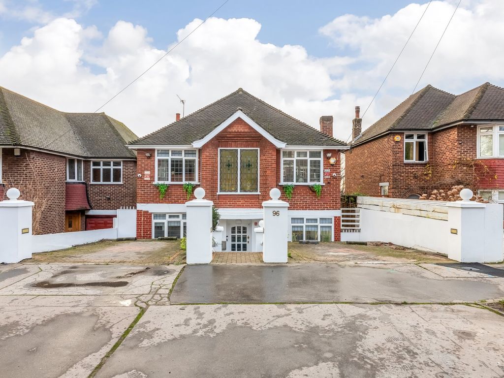 5 bed detached house for sale in Waddington Way, London SE19, £950,000