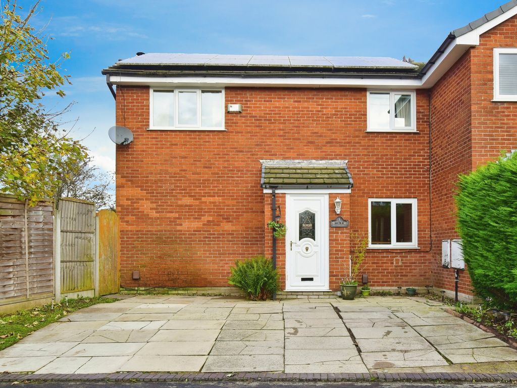 3 bed semidetached house for sale in Tern Close, Altrincham, Cheshire