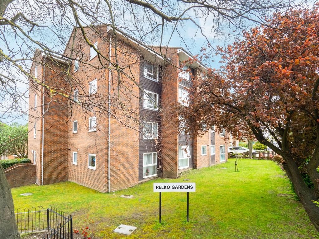2 bed flat for sale in Relko Gardens, Sutton SM1, £300,000 Zoopla