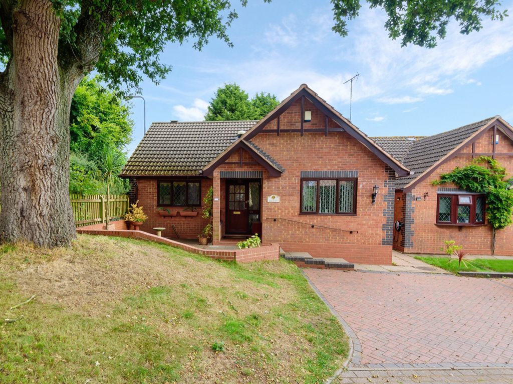 3 bed detached bungalow for sale in Huntsmans Drive, Kinver