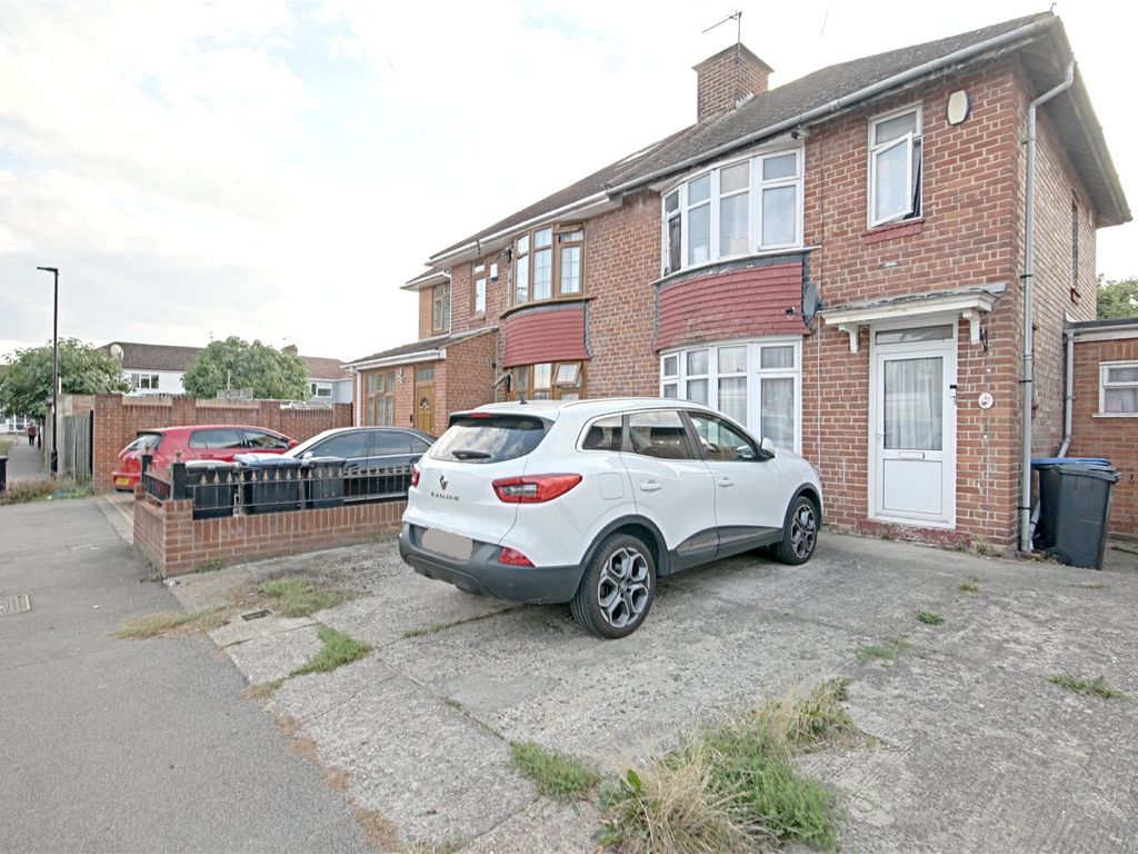 3 bed semidetached house for sale in Grove Gardens, Enfield EN3, £