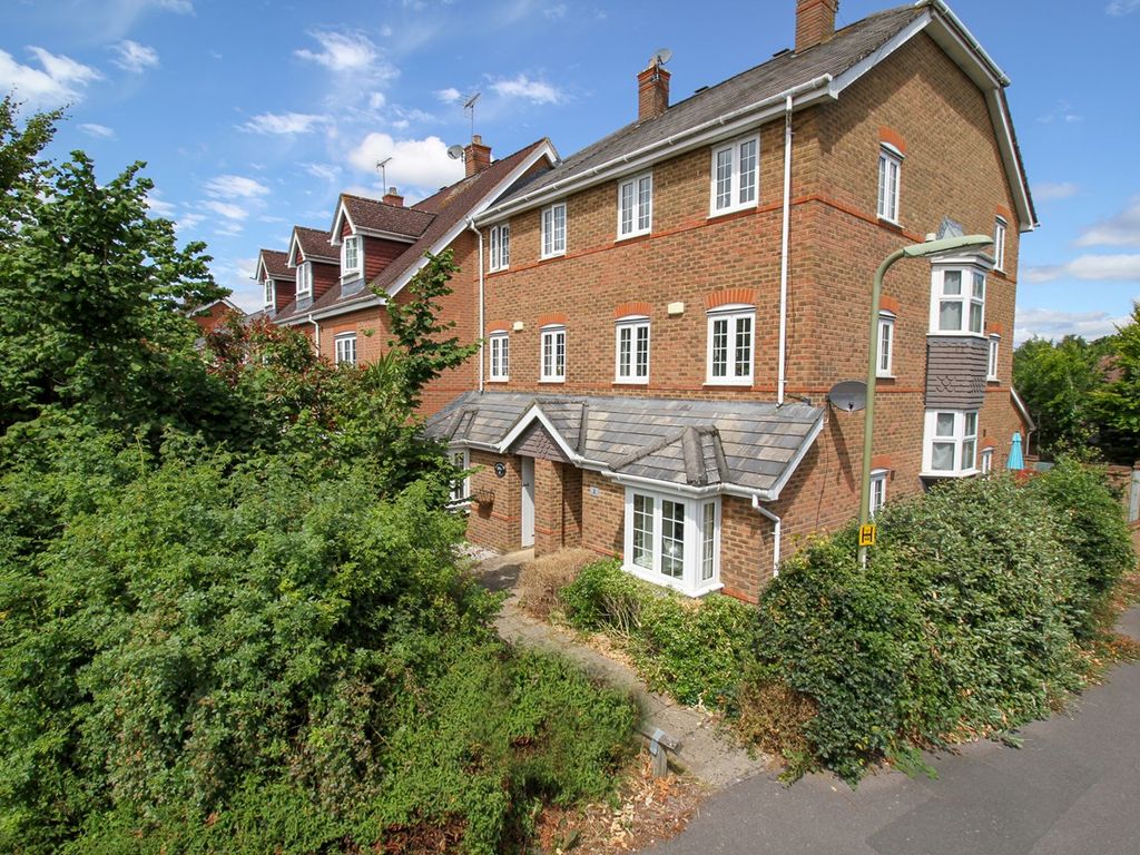 4 bed town house for sale in Kings Worthy Road, Fleet GU51 Zoopla
