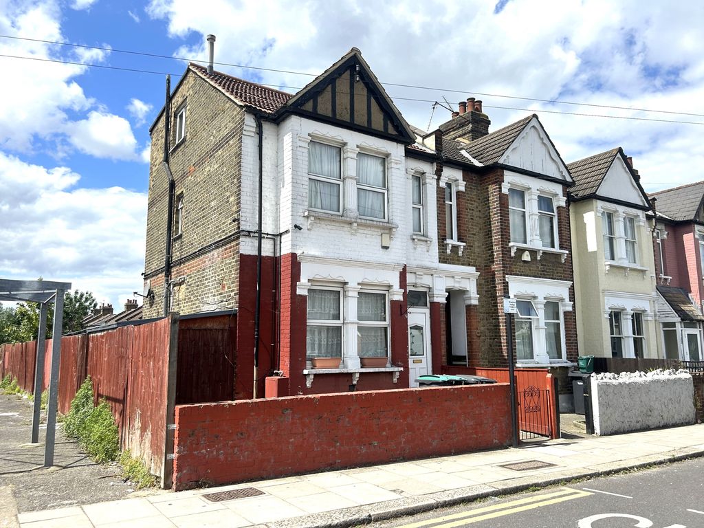 4 bed end terrace house to rent in Shelbourne Road, Tottenham, London