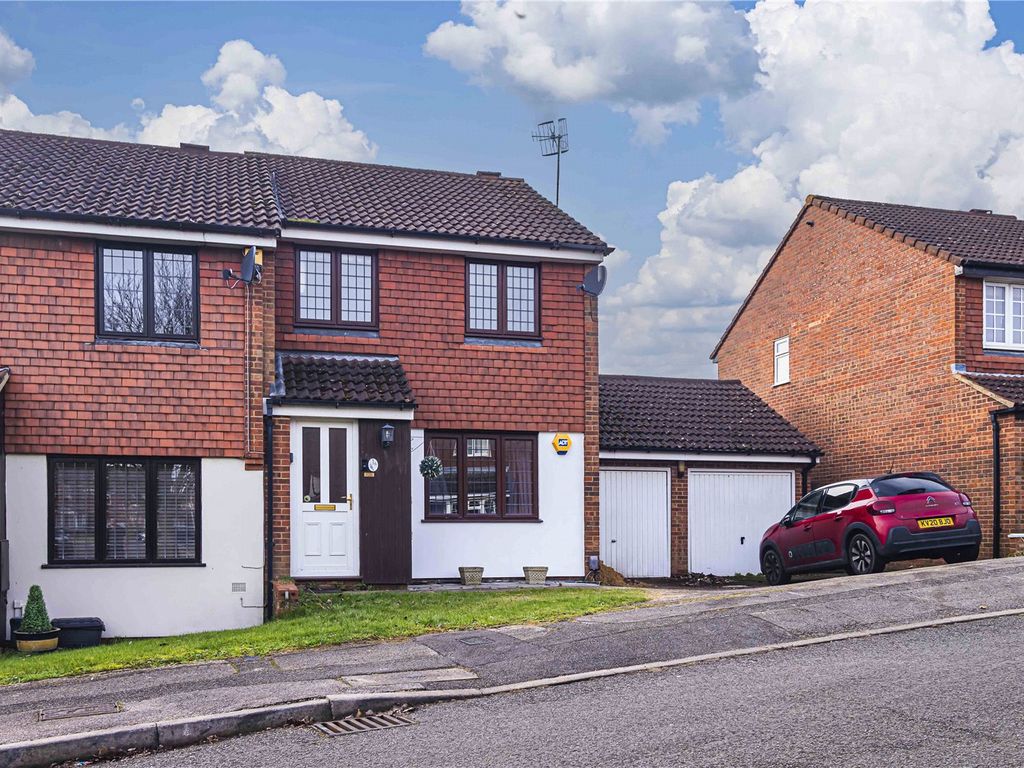 3 bed semidetached house for sale in The Foxgloves, Chaulden, Hemel