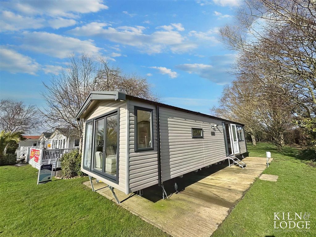 2 bed mobile/park home for sale in Hall Lane, Walton On The Naze CO14