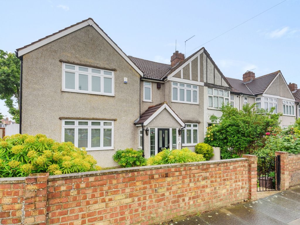 5 bed end terrace house for sale in Wellington Avenue, Blackfen, Sidcup