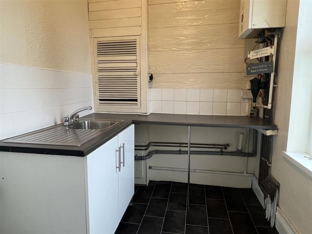 2 bed flat to rent in Harrison Street, Bloxwich, Walsall WS3 Zoopla