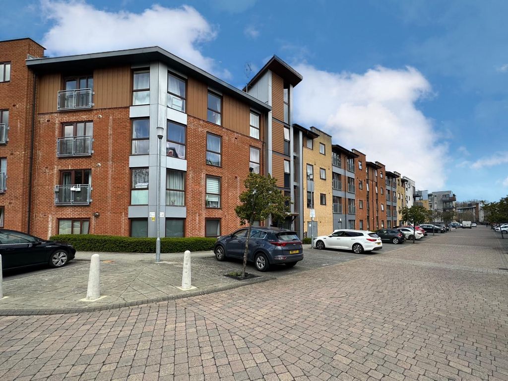 1 bed flat for sale in Commonwealth Drive, Crawley RH10 Zoopla