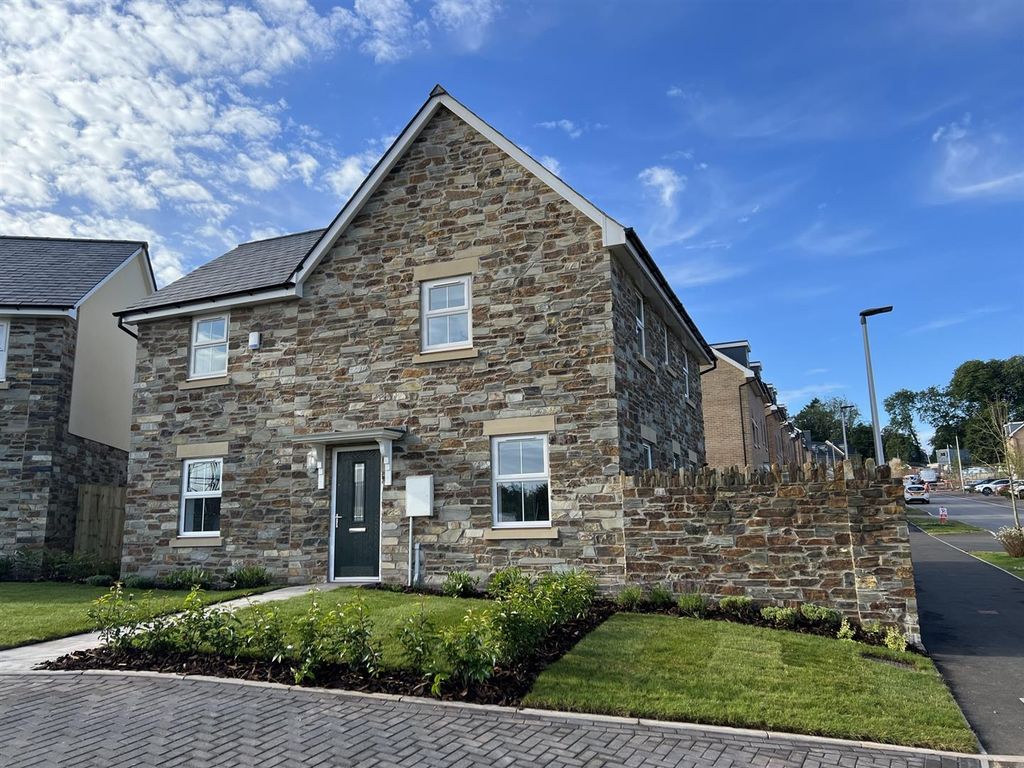 4 bed property to rent in Enterprise Avenue, Tiverton EX16, £1,695 pcm