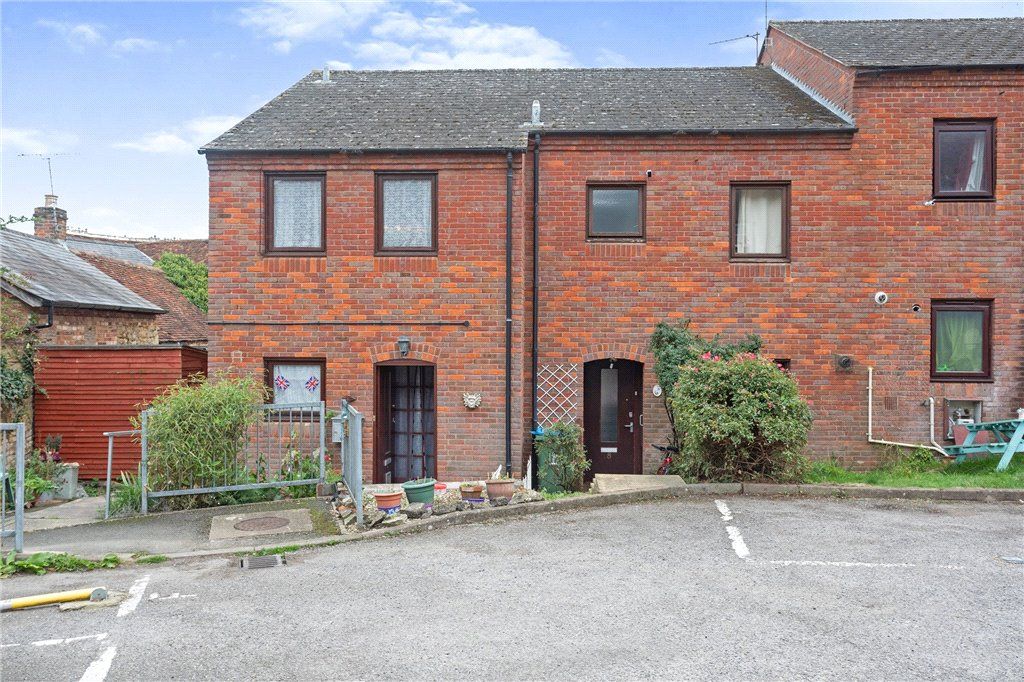 Castle Court, Buckingham, Buckinghamshire MK18  