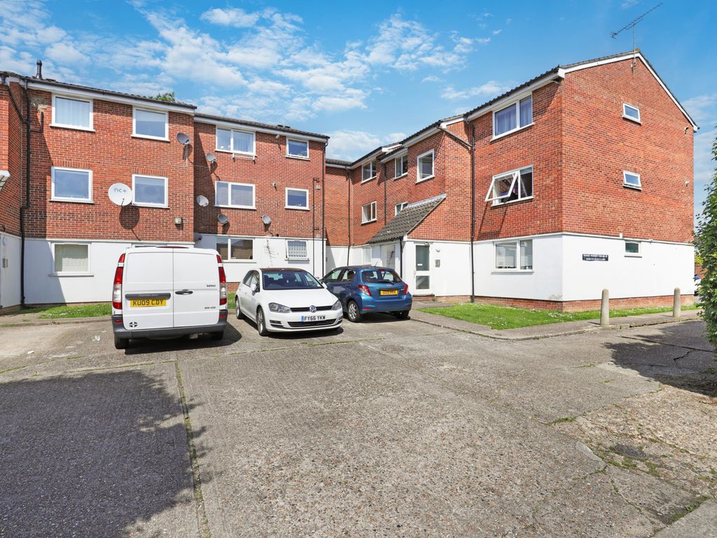 2 bed flat to rent in 4, Droveway, Loughton, Essex IG10, £1,750 pcm