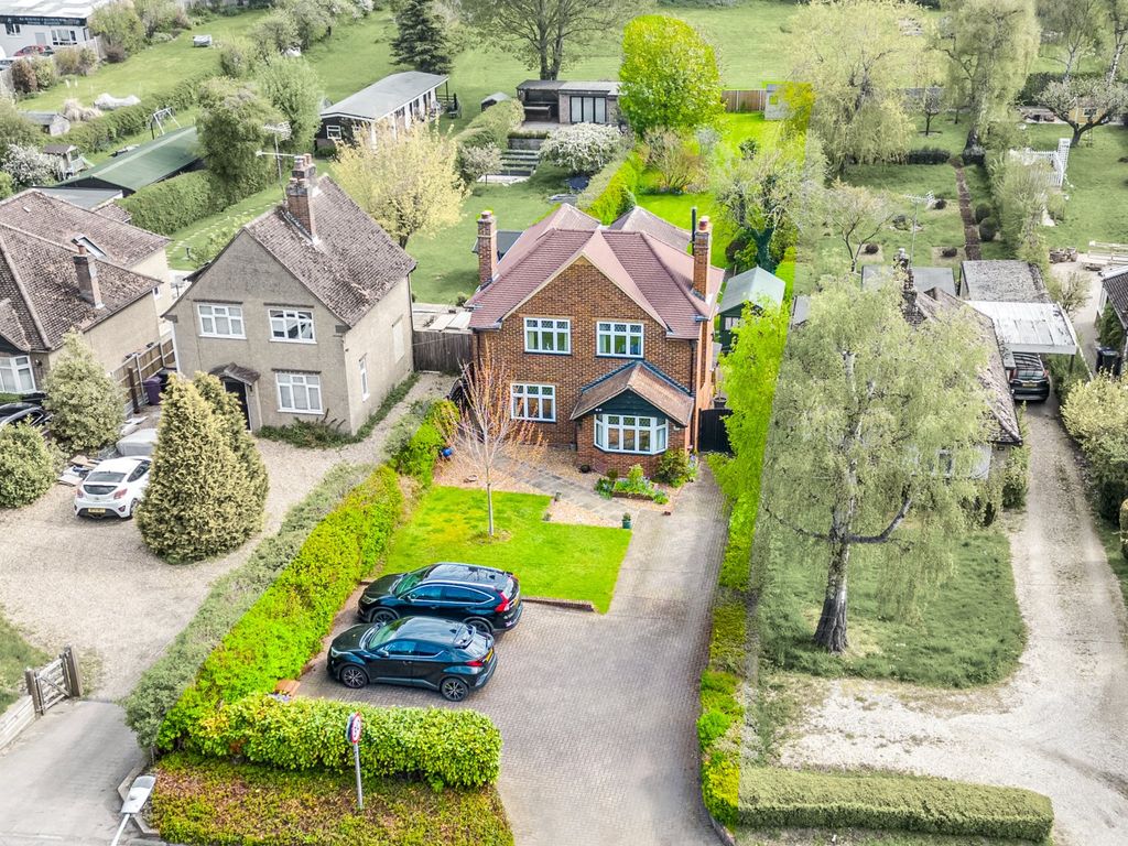 4 bed detached house for sale in Codicote Road, Welwyn, Hertfordshire