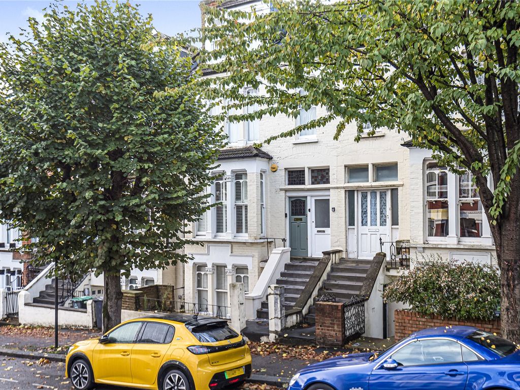 2 bed flat for sale in Burgoyne Road, Harringay, London N4, £500,000