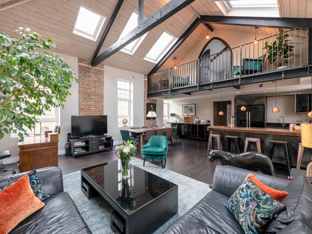 Haydon Way, London SW11  