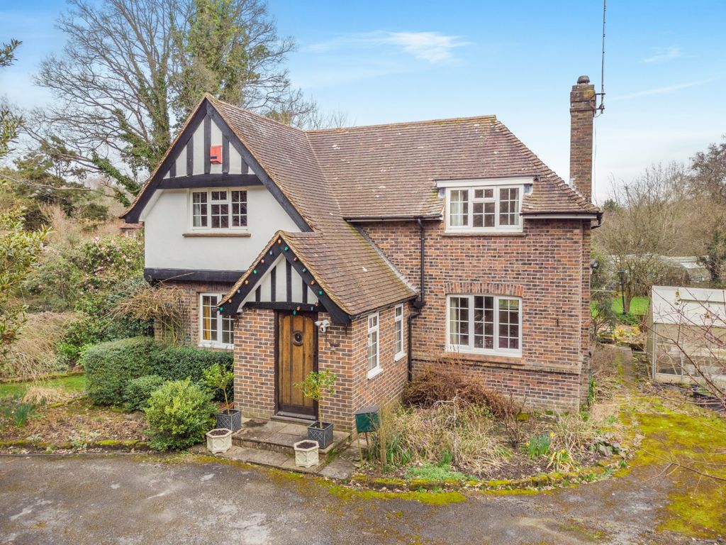3 bed detached house for sale in West Park Road, Copthorne, Crawley