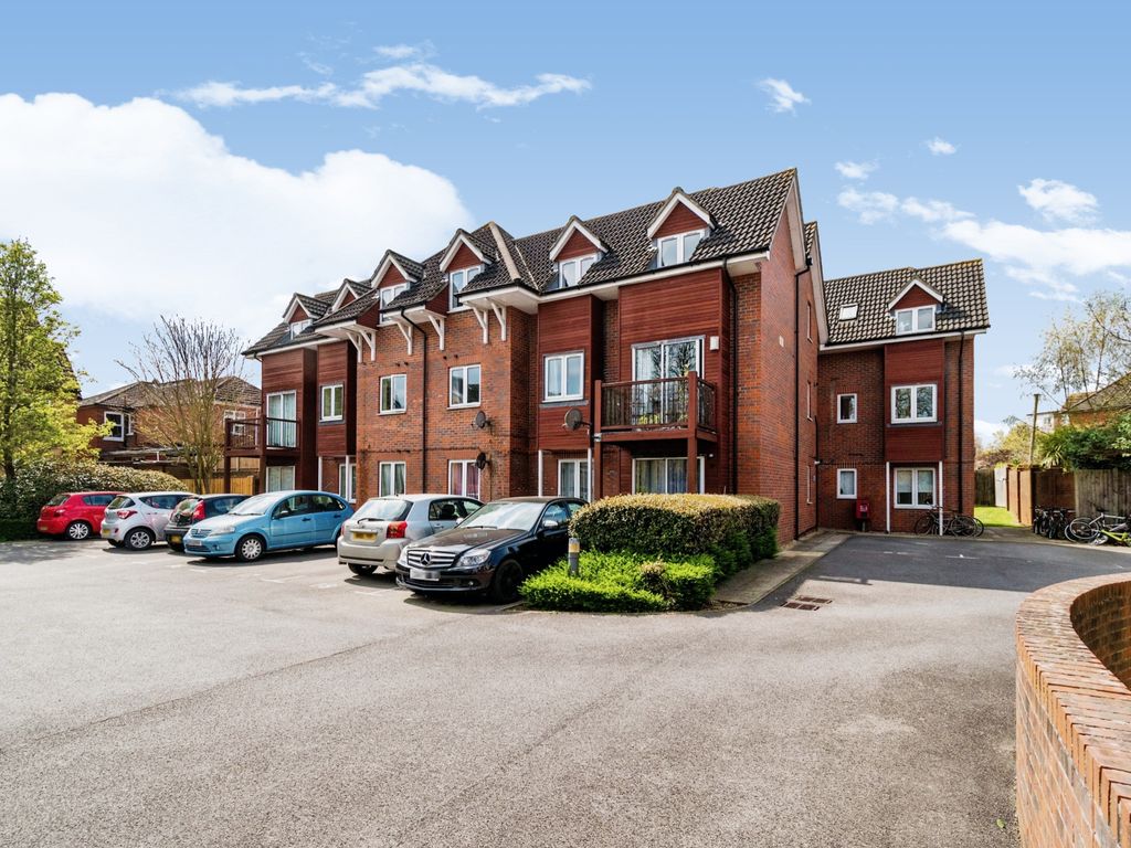 2 bed flat for sale in Richmond Gardens, Southampton, Hampshire SO17