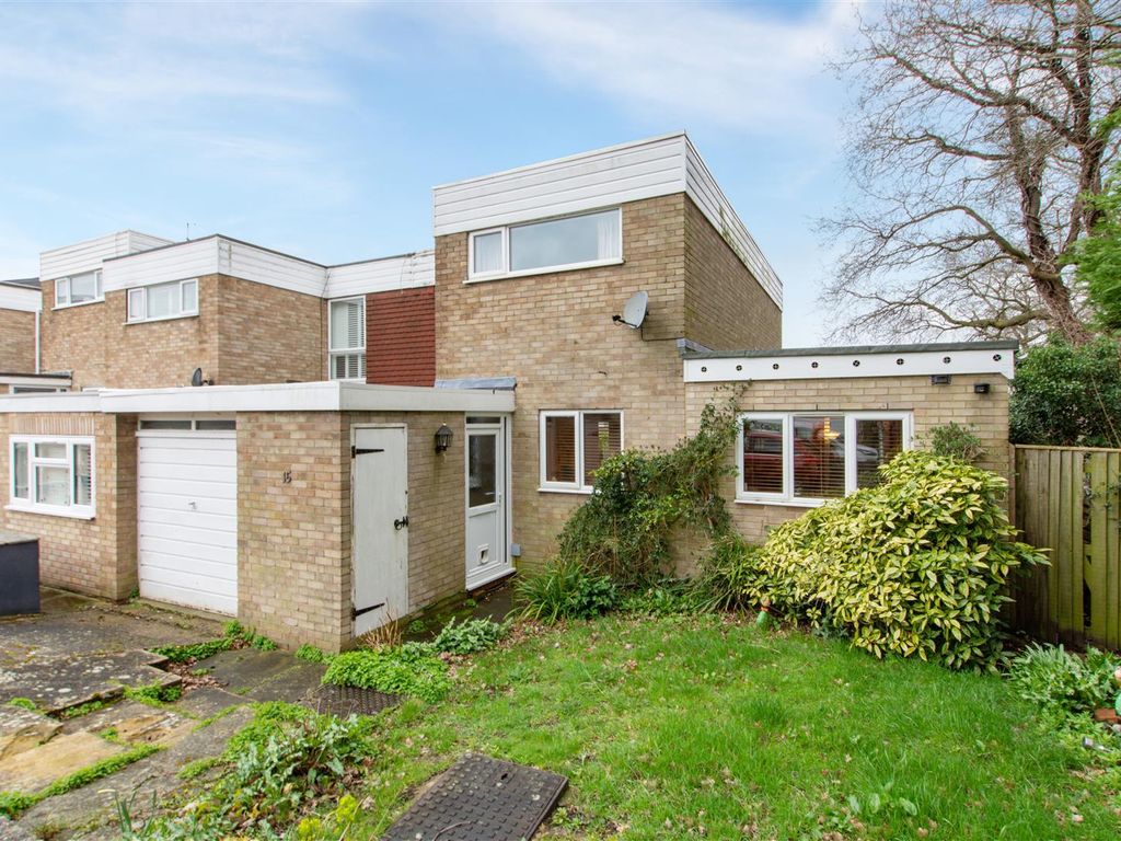 3 bed end terrace house for sale in Chestnut Close, Farnborough
