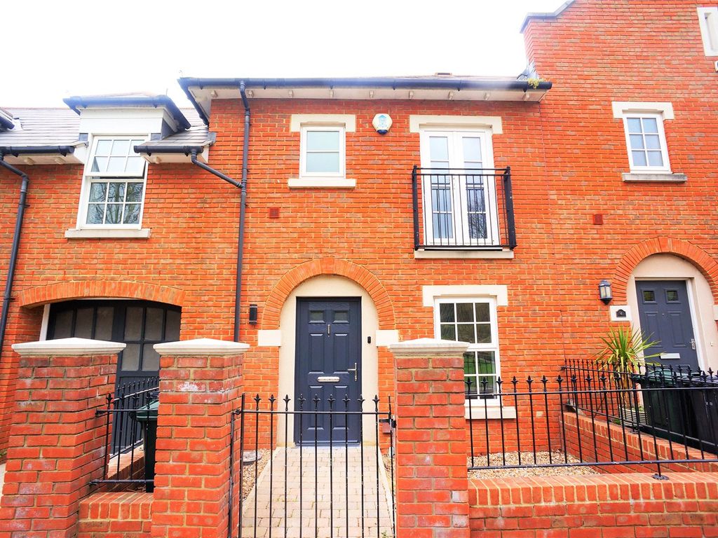 3 bed detached house to rent in The Dell, Greenhithe, Kent DA9 Zoopla