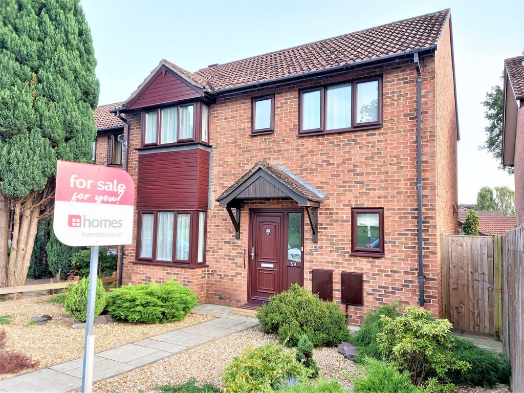 3 bed semidetached house for sale in Moggs Mead, Petersfield