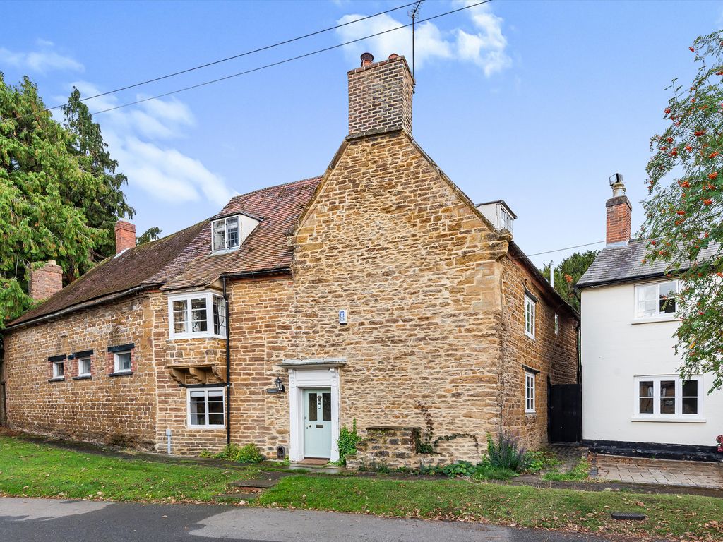 5 bed linkdetached house for sale in The Green, Staverton, Daventry