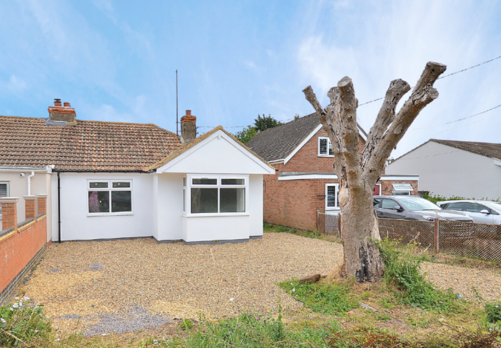 2 bed semidetached bungalow for sale in Newport Pagnell Road