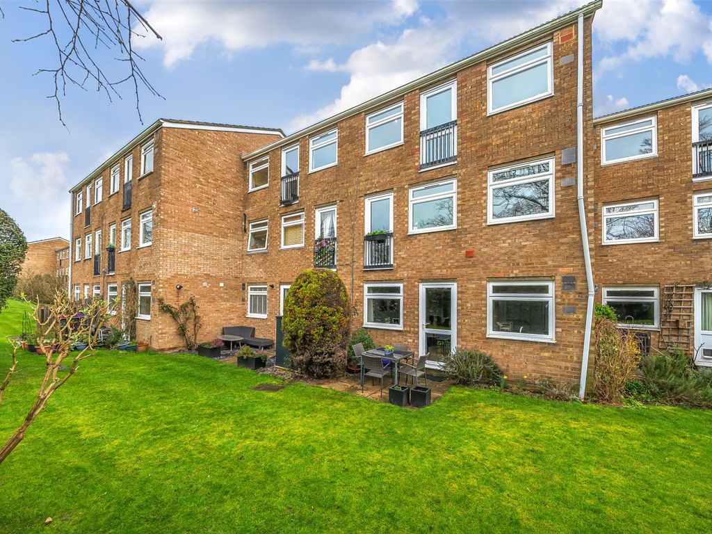 1 bed flat for sale in Harrowdene Gardens, Teddington TW11, £339,950