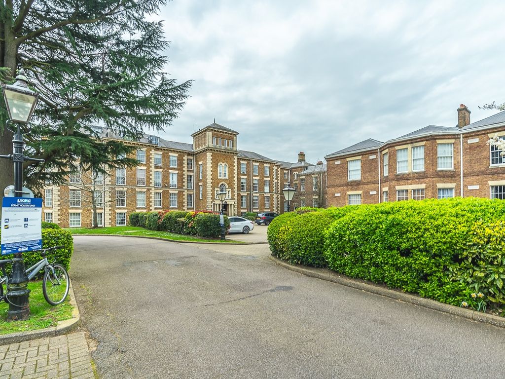 2 bed flat for sale in Princess Park Manor, Royal Drive, London N11, £