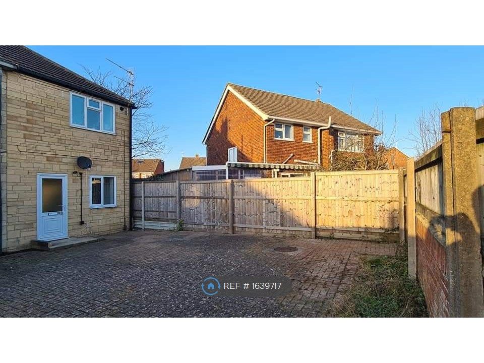 1 bed flat to rent in Clarendon Drive, Royal Wootton Bassett, Swindon