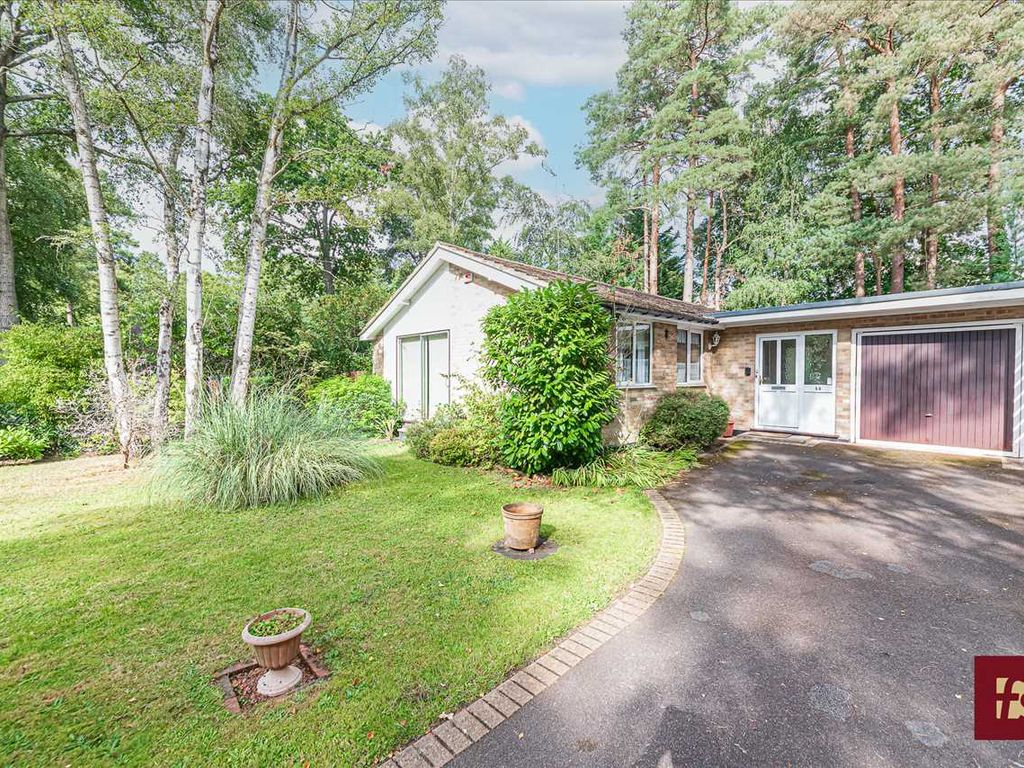 3 bed bungalow for sale in Parkway, Edgcumbe Park, Crowthorne RG45, £