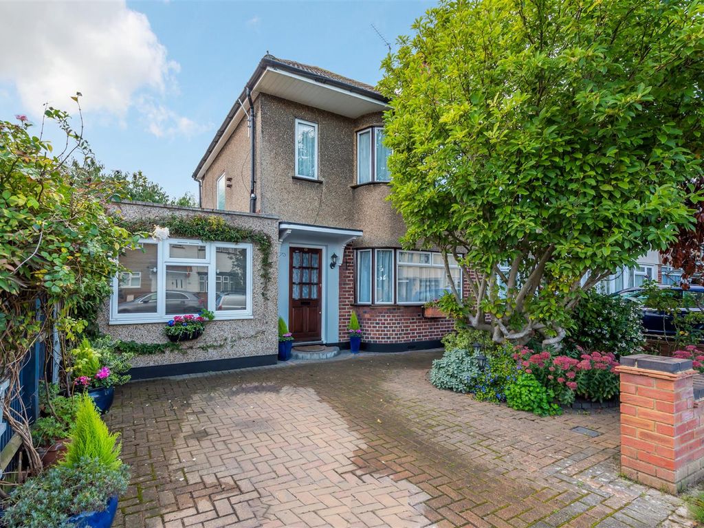 2 bed end terrace house for sale in Cottingham Chase, Ruislip Manor
