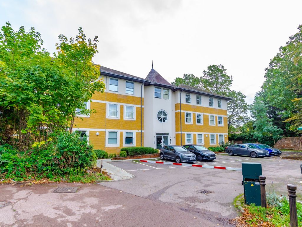 1A Cricket Green, Mitcham CR4  