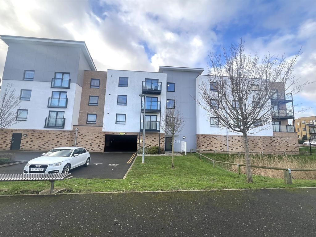 2 bed flat to rent in Creek Mill Way, Dartford DA1, £1,600 pcm Zoopla