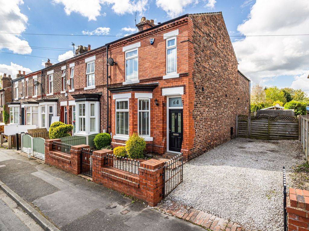 3 bed end terrace house for sale in Heath Road, Penketh WA5, £300,000