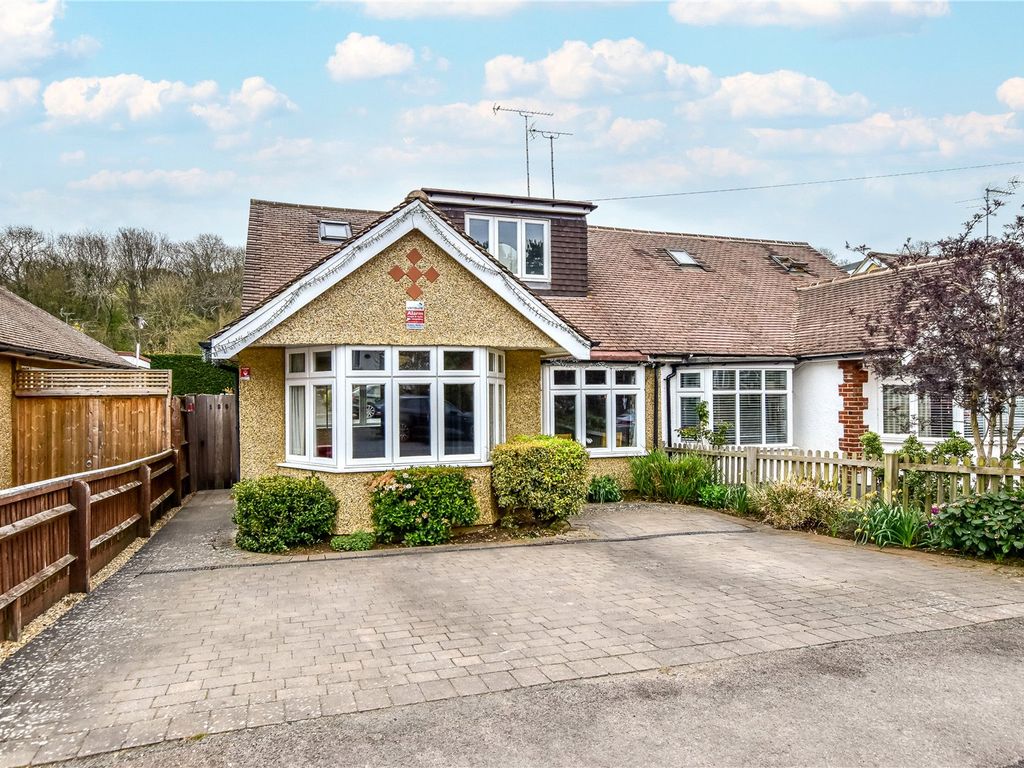 4 bed bungalow for sale in Links Way, Croxley Green, Hertfordshire WD3